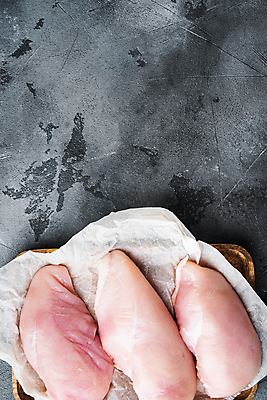 포토 JPG 해외이미지 회색배경 실내 사람없음 하이앵글 닭고기 신선 날것 나무쟁반 닭가슴살 카피스페이스 종이호일 해외포토 뷰포인트 백그라운드 쟁반 육류 내부 목재 공백 회색 파일형식 이미지허브