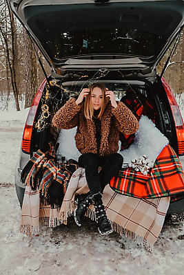 포토 JPG 해외이미지 백인 라이프스타일 계절 여자 행복 여행 크리스마스 겨울 자동차 자연 휴가 휴식 새해 부츠 한명 미소 사람 앉기 야외 금발 소풍 냉동 추위 흰색 숲 담요 스웨터 서리 자동 폭설 해외포토 서양인 1 헤어스타일 기념일 감정 육상교통 컬러 신발 컨셉 상의 모션 눈_날씨 표정 생활 야외활동 자연재해 생태계 파일형식 이미지허브
