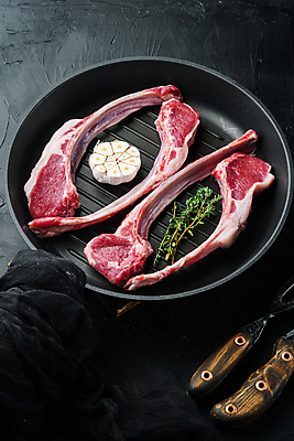 포토 JPG 해외이미지 음식 검은배경 실내 생고기 육류 사람없음 신선 날것 양고기 양갈비 해외포토 백그라운드 식재료 내부 검은색 파일형식 이미지허브