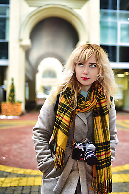 포토 JPG 해외이미지 백인 라이프스타일 여자 행복 유럽 문화 여행 백그라운드 컨셉 건축양식 배낭 휴가 거리 한명 사람 야외 건물 뒷모습 금발 유행 여행객 카메라 산책 수확 도시 복고 타운 블로거 스타일 해외포토 서양인 1 헤어스타일 건축물 건축 감정 나라 뷰포인트 농업 가방 휴식 생활 전자제품 파일형식 이미지허브