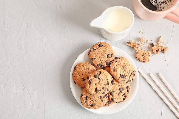 포토 JPG 해외이미지 접시 디저트 빨대 사람없음 쿠키 손상 우유 초코칩쿠키 해외포토 식기 음식 컨셉 유제품 초코칩 초코쿠키 파일형식 이미지허브