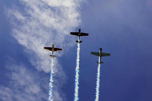 포토 JPG 해외이미지 주간 구름 백그라운드 하늘 비행기 사람없음 야외 파란색 연기 제트기 에어쇼 곡예비행 비행운 해외포토 자연요소 컬러 항공교통 대중교통 비행 쇼 파일형식 구름_자연 이미지허브
