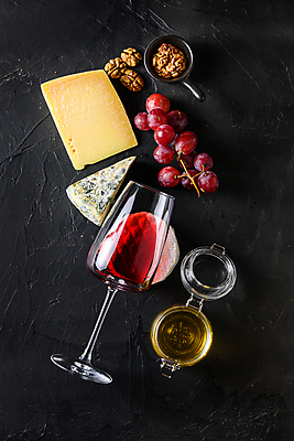 포토 JPG 해외이미지 와인잔 포도 검은배경 유리병 사람없음 레드와인 안주 호두 꿀 조각치즈 까망베르치즈 해외포토 조각 백그라운드 술잔 과일 병_용기 치즈 와인 검은색 견과류 파일형식 이미지허브