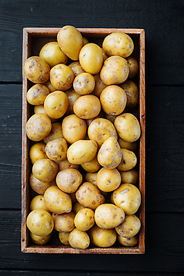 포토 JPG 해외이미지 검은배경 감자 실내 사람없음 하이앵글 나무상자 가득함 담기 해외포토 뷰포인트 백그라운드 채소 모션 내부 상자 검은색 파일형식 이미지허브