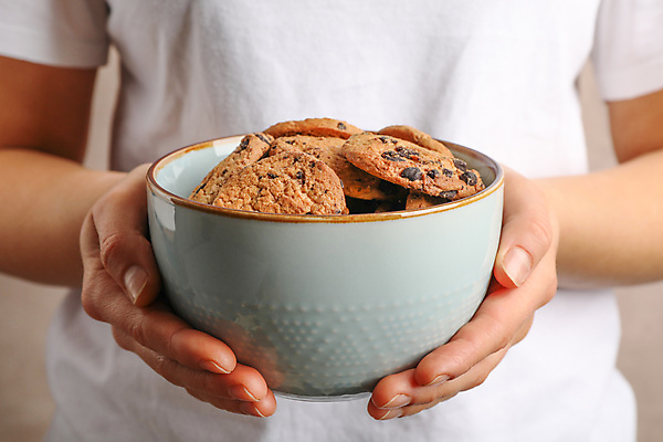 포토 JPG 해외이미지 접시 디저트 한명 들기 사람 상반신 앞모습 쿠키 사발 담기 초코칩쿠키 해외포토 1 식기 음식 뷰포인트 모션 사기그릇 초코칩 초코쿠키 파일형식 이미지허브