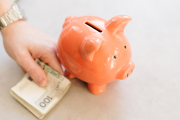 포토 JPG 해외이미지 손 종이 분홍색 백그라운드 컨셉 지폐 돈 비즈니스 탁자 성공 사람 사람없음 금융 경제 저축 돼지저금통 성장 흰색 잡기 돼지 비즈니스맨 재산 구매 컨테이너 은퇴 투자 결제 폴란드 대출 빚 수입 자금 투자자 해외포토 남자 유럽 산업 컬러 가구 포유류 모션 신체부위 쇼핑 저금통 직장인 파일형식 이미지허브