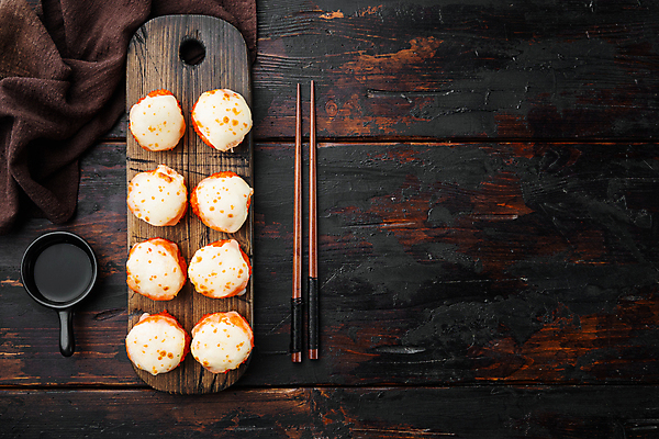 포토 JPG 해외이미지 스튜디오촬영 젓가락 사람없음 초밥 간장 롤 나무도마 롤스시 해외포토 도마 수저 실내 목재 양념 일본음식 파일형식 이미지허브