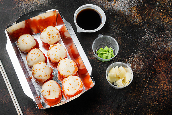 포토 JPG 해외이미지 스튜디오촬영 젓가락 사람없음 초밥 용기 고추냉이 도시락 간장 롤 롤스시 해외포토 그릇 음식 수저 실내 양념 일본음식 파일형식 이미지허브