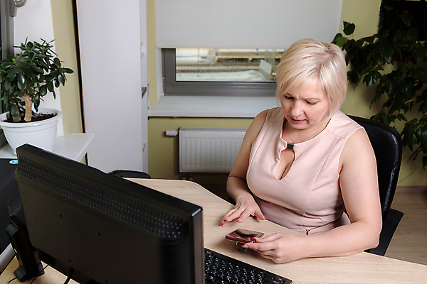 포토 JPG 해외이미지 백인 직업 손 여자 회사 비즈니스 CEO 탁자 성공 한명 미소 사람 앉기 성인 가로 금융 금발 사무실 펜 유행 키보드 비즈니스맨 비즈니스우먼 우아함 대표 분석 미녀 경영자 리더 옷입기 책임자 치프 해외포토 서양인 1 헤어스타일 남자 가구 컨셉 모션 표정 신체부위 경제 필기구 직장인 미인 파일형식 이미지허브