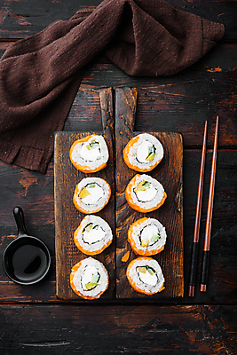 포토 JPG 해외이미지 스튜디오촬영 젓가락 사람없음 초밥 간장 롤 나무도마 롤스시 해외포토 도마 수저 실내 목재 양념 일본음식 파일형식 이미지허브