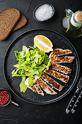 포토 JPG 해외이미지 접시 빵 스테이크 사람없음 샐러드 나이프 올리브오일 굽기 레몬 소금 후추 닭가슴살 해외포토 식기 음식 과일 서양음식 닭고기 칼 기름_음식 구이 향신료 파일형식 이미지허브