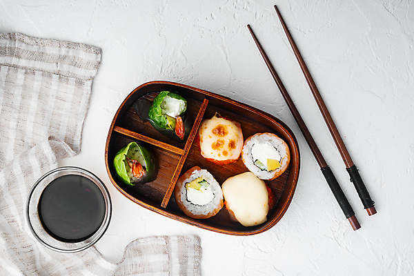 포토 JPG 해외이미지 스튜디오촬영 젓가락 사람없음 초밥 용기 도시락 간장 롤 롤스시 해외포토 그릇 음식 수저 실내 양념 일본음식 파일형식 이미지허브