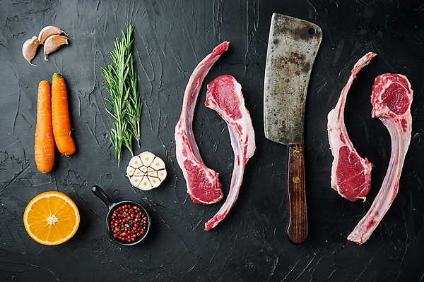 포토 JPG 해외이미지 음식 오렌지 검은배경 실내 생고기 육류 사람없음 당근 신선 칼 날것 양고기 양갈비 통마늘 해외포토 백그라운드 과일 식재료 뿌리채소 마늘 내부 검은색 파일형식 이미지허브