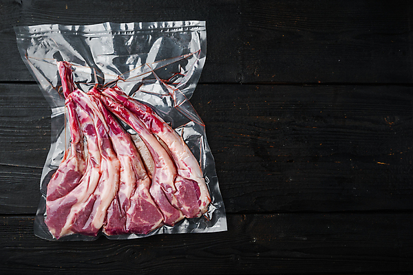 포토 JPG 해외이미지 음식 포장 검은배경 실내 생고기 육류 사람없음 신선 날것 양고기 양갈비 진공포장 해외포토 백그라운드 식재료 내부 검은색 진공 파일형식 이미지허브