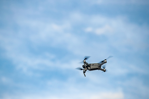 포토 JPG 해외이미지 직업 여행 하늘 풍경 취미 사람없음 야외 카메라 디지털 촬영 추위 흰색 무선전화기 로봇 프로펠러 발견 혁명 드론 절정 해외포토 컬러 컨셉 전자제품 전화기 파일형식 이미지허브