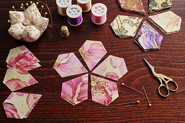 포토 JPG 해외이미지 꽃잎 조각 패턴 장신구 부분 취미 사람없음 쌓기 봄 공구 직물 면 실 바느질 자르기 묘사 오브젝트 날카로움 실타래 흙더미 수공예 골무 퀼트 핸드메이드 해외포토 계절 꽃 무늬 모션 흙 도구 공예 파일형식 더미 이미지허브