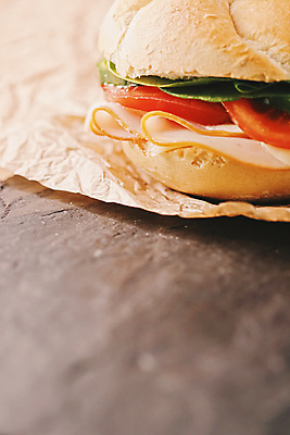 포토 JPG 해외이미지 빵 토마토 오이 샌드위치 사람없음 양상추 햄 종이호일 해외포토 음식 채소 육류 파일형식 이미지허브