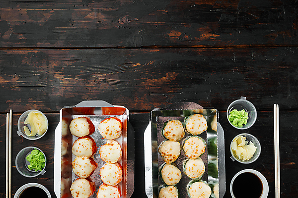 포토 JPG 해외이미지 스튜디오촬영 젓가락 사람없음 초밥 용기 고추냉이 도시락 간장 롤 롤스시 해외포토 그릇 음식 수저 실내 양념 일본음식 파일형식 이미지허브