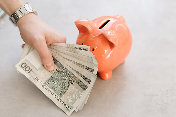 포토 JPG 해외이미지 손 종이 분홍색 백그라운드 컨셉 지폐 돈 비즈니스 탁자 성공 사람 사람없음 금융 경제 저축 돼지저금통 성장 흰색 잡기 돼지 비즈니스맨 재산 구매 컨테이너 은퇴 투자 결제 폴란드 대출 빚 수입 자금 투자자 해외포토 남자 유럽 산업 컬러 가구 포유류 모션 신체부위 쇼핑 저금통 직장인 파일형식 이미지허브