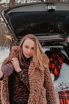 포토 JPG 해외이미지 백인 라이프스타일 계절 여자 행복 도로 여행 크리스마스 겨울 교통시설 자동차 자연 날씨 휴가 휴식 한명 서기 미소 사람 야외 뷰티 여행객 냉동 목도리 기쁨 추위 운전사 숲 다음 눈내림 해외포토 서양인 직업 1 잡화 기념일 감정 길 육상교통 교통 컨셉 모션 눈_날씨 표정 생활 시설 생태계 파일형식 이미지허브