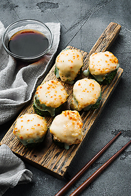 포토 JPG 해외이미지 스튜디오촬영 젓가락 사람없음 초밥 간장 롤 나무도마 롤스시 해외포토 도마 수저 실내 목재 양념 일본음식 파일형식 이미지허브