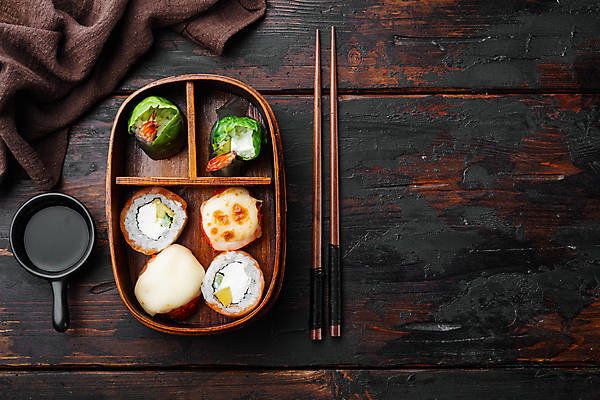 포토 JPG 해외이미지 스튜디오촬영 젓가락 사람없음 초밥 용기 도시락 간장 롤 롤스시 해외포토 그릇 음식 수저 실내 양념 일본음식 파일형식 이미지허브