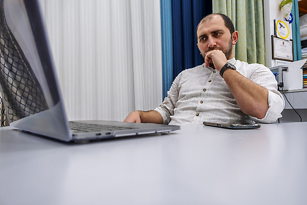 포토 JPG 해외이미지 백인 직업 남자 행복 컨셉 인터넷 비즈니스 탁자 성공 모바일 노동자 직장 실내 한명 미소 사람 앉기 성인 노트북 전자제품 스마트폰 핸드폰 컴퓨터 금발 사무실 흰색 키보드 업무 작업 비즈니스맨 종업원 전화기 책상 지원 해외포토 서양인 1 헤어스타일 감정 컬러 가구 회사 모션 표정 내부 스마트기기 직장인 파일형식 이미지허브