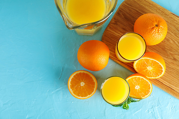 포토 JPG 해외이미지 오렌지 잔 사람없음 주스 오렌지주스 파란배경 슬라이스 나무도마 해외포토 식기 음료 백그라운드 과일 도마 목재 파란색 과일주스 파일형식 이미지허브