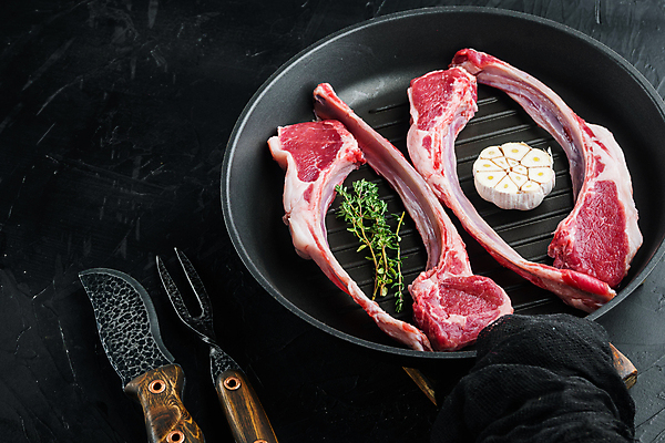 포토 JPG 해외이미지 음식 검은배경 실내 생고기 육류 사람없음 신선 프라이팬 칼 날것 양고기 양갈비 해외포토 백그라운드 식재료 주방용품 내부 검은색 파일형식 이미지허브