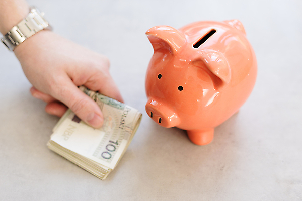 포토 JPG 해외이미지 손 종이 분홍색 백그라운드 컨셉 지폐 돈 비즈니스 탁자 성공 사람 사람없음 금융 경제 저축 돼지저금통 성장 흰색 잡기 돼지 비즈니스맨 재산 구매 컨테이너 은퇴 투자 결제 폴란드 대출 빚 수입 자금 투자자 해외포토 남자 유럽 산업 컬러 가구 포유류 모션 신체부위 쇼핑 저금통 직장인 파일형식 이미지허브