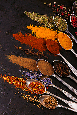 포토 JPG 해외이미지 백그라운드 건조 사람없음 숟가락 검은색 가루 허브 통후추 팔각회향 해외포토 식물 컬러 수저 향신료 후추 파일형식 이미지허브