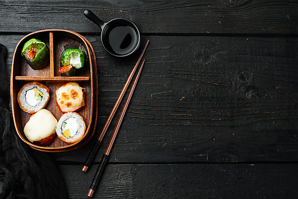 포토 JPG 해외이미지 스튜디오촬영 젓가락 사람없음 초밥 용기 도시락 간장 롤 롤스시 해외포토 그릇 음식 수저 실내 양념 일본음식 파일형식 이미지허브