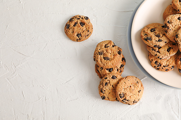 포토 JPG 해외이미지 접시 디저트 사람없음 쿠키 초코칩쿠키 해외포토 식기 음식 초코칩 초코쿠키 파일형식 이미지허브