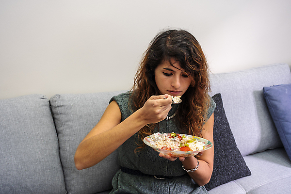 포토 JPG 해외이미지 백인 라이프스타일 접시 커플 여자 행복 음료 음식 다이어트 채소 가족 탁자 주택 함께함 실내 건강 사랑 요리 한명 미소 사람 앉기 성인 주방 식사 저녁식사 샐러드 흰색 신선 아내 먹기 배고픔 비만 준비 칼로리 후추 점심식사 채식주의자 해외포토 서양인 1 식기 감정 컬러 가구 컨셉 관계 모션 표정 내부 건물 생활 몸매 향신료 채식 파일형식 이미지허브