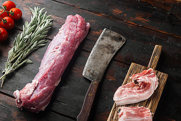 포토 JPG 해외이미지 식재료 방울토마토 생고기 돼지고기 사람없음 하이앵글 허브 일렬 식칼 나무도마 세이지 해외포토 식물 뷰포인트 토마토 주방용품 도마 육류 목재 파일형식 이미지허브