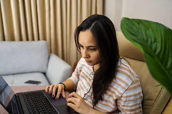 포토 JPG 해외이미지 식물 1 손 여자 백그라운드 인터넷 탁자 휴식 주택 실내 한명 사람 앉기 성인 내부 노트북 스터디 컴퓨터 소파 스크린 공책 방 업무 야간 저녁 휴대용 무선전화기 읽기 온라인 혼자 카피스페이스 해외포토 자연요소 가구 컨셉 의자 모션 문구용품 건물 신체부위 전자제품 학습 공백 작업 전화기 오브젝트 파일형식 이미지허브