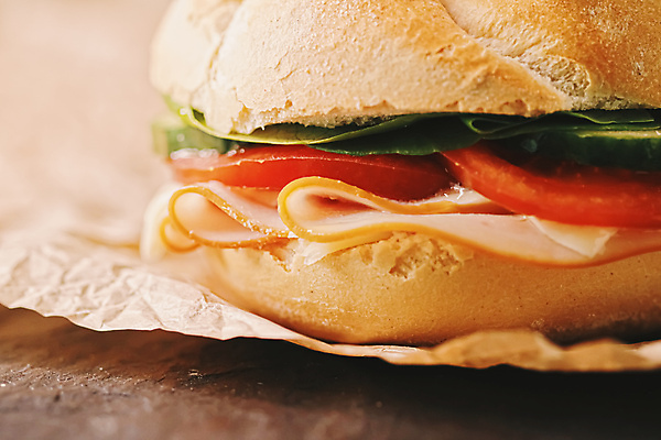 포토 JPG 해외이미지 빵 토마토 오이 샌드위치 사람없음 양상추 햄 종이호일 해외포토 음식 채소 육류 파일형식 이미지허브