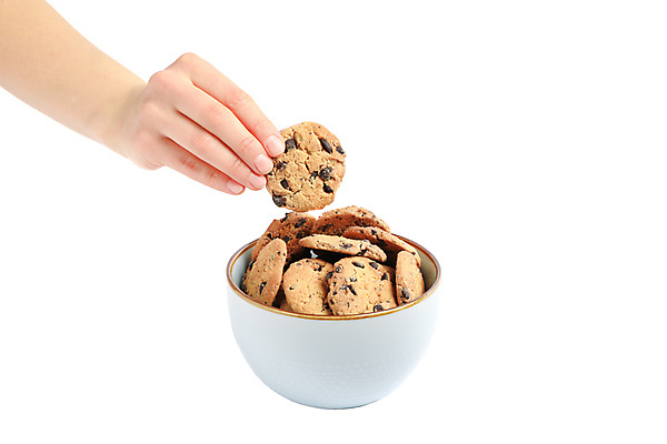 포토 JPG 해외이미지 손 디저트 신체부위 쿠키 사발 담기 초코칩쿠키 해외포토 음식 모션 사람 사기그릇 초코칩 초코쿠키 파일형식 이미지허브
