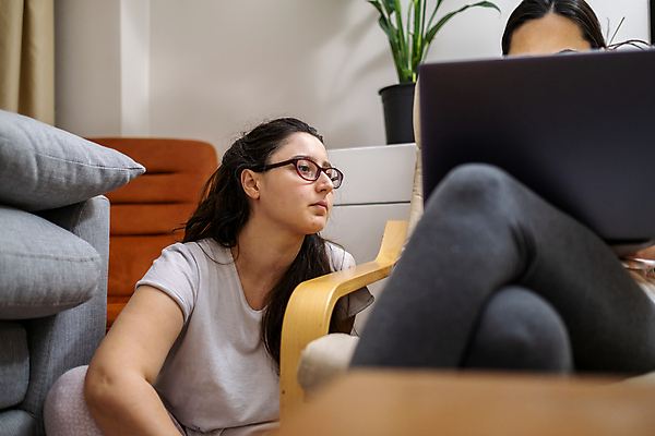포토 JPG 해외이미지 백인 학생 라이프스타일 여자 교육 행복 인터넷 비즈니스 통신 주택 갈색머리 함께함 실내 미소 사람 앉기 성인 두명 친구 노트북 컴퓨터 사무실 공책 우정 방 흰색 업무 작업 비즈니스우먼 무선전화기 나눔 온라인 해외포토 서양인 헤어스타일 감정 컬러 컨셉 관계 모션 문구용품 표정 내부 건물 생활 전자제품 직장인 전화기 파일형식 이미지허브