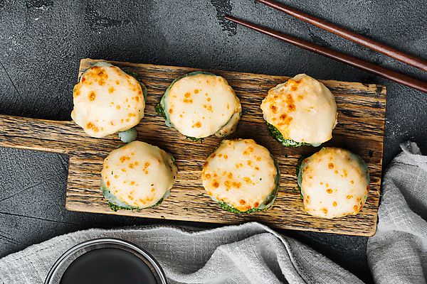 포토 JPG 해외이미지 스튜디오촬영 젓가락 사람없음 초밥 롤 나무도마 롤스시 해외포토 도마 수저 실내 목재 일본음식 파일형식 이미지허브