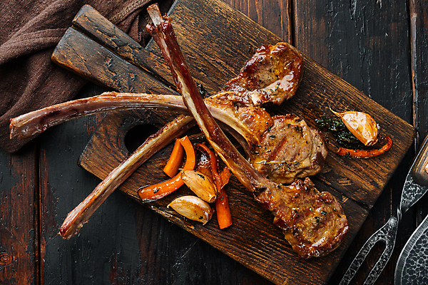 포토 JPG 해외이미지 식재료 실내 사람없음 하이앵글 양고기 고기포크 나무도마 양고기구이 나무배경 해외포토 뷰포인트 백그라운드 포크 도마 육류 내부 목재 구이 파일형식 이미지허브