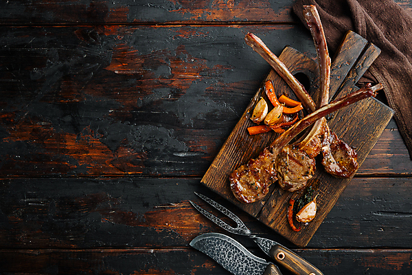 포토 JPG 해외이미지 실내 사람없음 하이앵글 양고기 나무도마 양갈비 양고기구이 카피스페이스 나무배경 해외포토 뷰포인트 백그라운드 도마 육류 내부 목재 공백 구이 파일형식 이미지허브