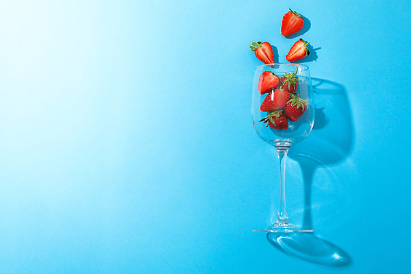 포토 JPG 해외이미지 하늘색 와인잔 딸기 바캉스용품 사람없음 여름휴가 바캉스 오브젝트 해외포토 술잔 과일 휴가 파란색 파일형식 여름_계절 이미지허브