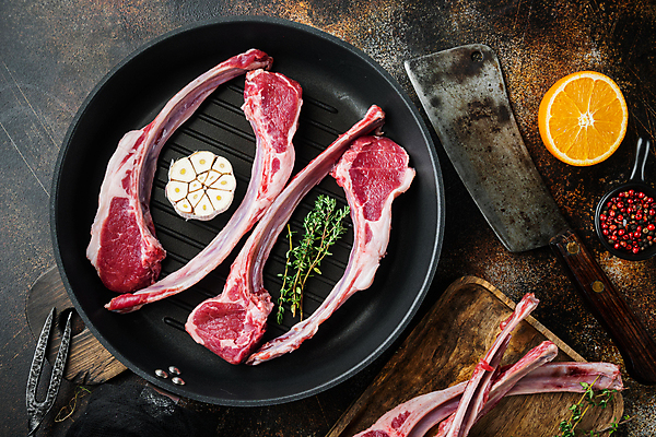 포토 JPG 해외이미지 음식 오렌지 실내 생고기 육류 사람없음 신선 프라이팬 칼 날것 양고기 나무쟁반 양갈비 해외포토 과일 식재료 주방용품 쟁반 내부 목재 파일형식 이미지허브