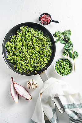 포토 JPG 해외이미지 식재료 실내 사람없음 프라이팬 담기 완두콩 해외포토 모션 주방용품 콩 내부 파일형식 이미지허브