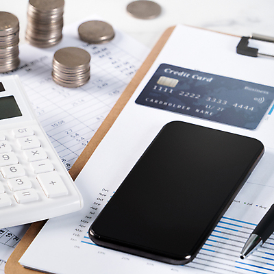 포토 JPG 해외이미지 비즈니스 사람없음 스마트폰 펜 쌓기 동전 계산기 신용카드 흰배경 문서 동전탑 서류판 해외포토 백그라운드 돈 모션 문구용품 금융 핸드폰 스마트기기 필기구 사무용품 장비 흰색 파일형식 이미지허브