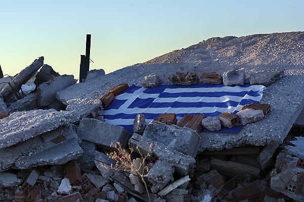 포토 JPG 해외이미지 여행 자연 벽돌 산 사람없음 야외 파란색 하이킹 흰색 깃발 폐기물 파편 심볼 그리스 언덕 장면 암초 한조각 그리스인 낭비 전국 해외포토 서양인 1 유럽 컬러 컨셉 레저 쓰레기 생태계 파일형식 이미지허브