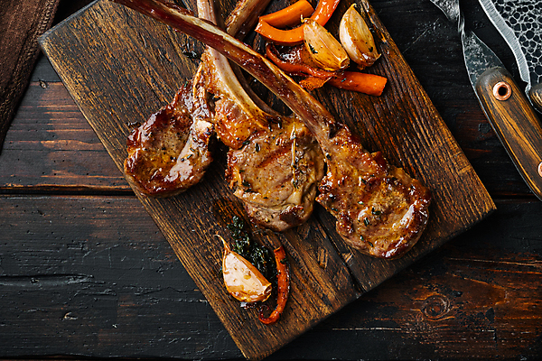 포토 JPG 해외이미지 실내 사람없음 하이앵글 양고기 나무도마 양갈비 양고기구이 나무배경 해외포토 뷰포인트 백그라운드 도마 육류 내부 목재 구이 파일형식 이미지허브