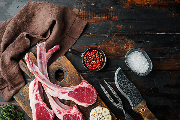 포토 JPG 해외이미지 음식 실내 생고기 육류 사람없음 신선 칼 날것 양고기 나무도마 양갈비 통마늘 해외포토 식재료 도마 마늘 내부 목재 파일형식 이미지허브