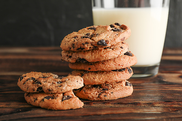 포토 JPG 해외이미지 디저트 사람없음 쌓기 쿠키 우유 초코칩쿠키 해외포토 음식 모션 유제품 초코칩 초코쿠키 파일형식 이미지허브